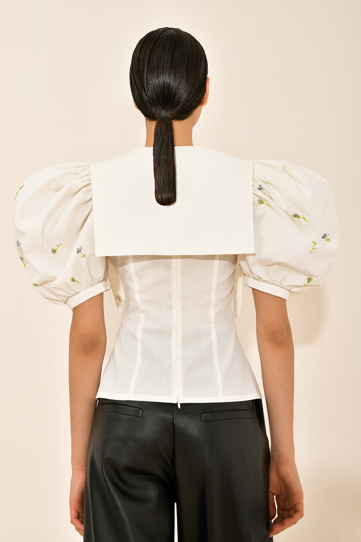 Blouse with embroidered collar 4